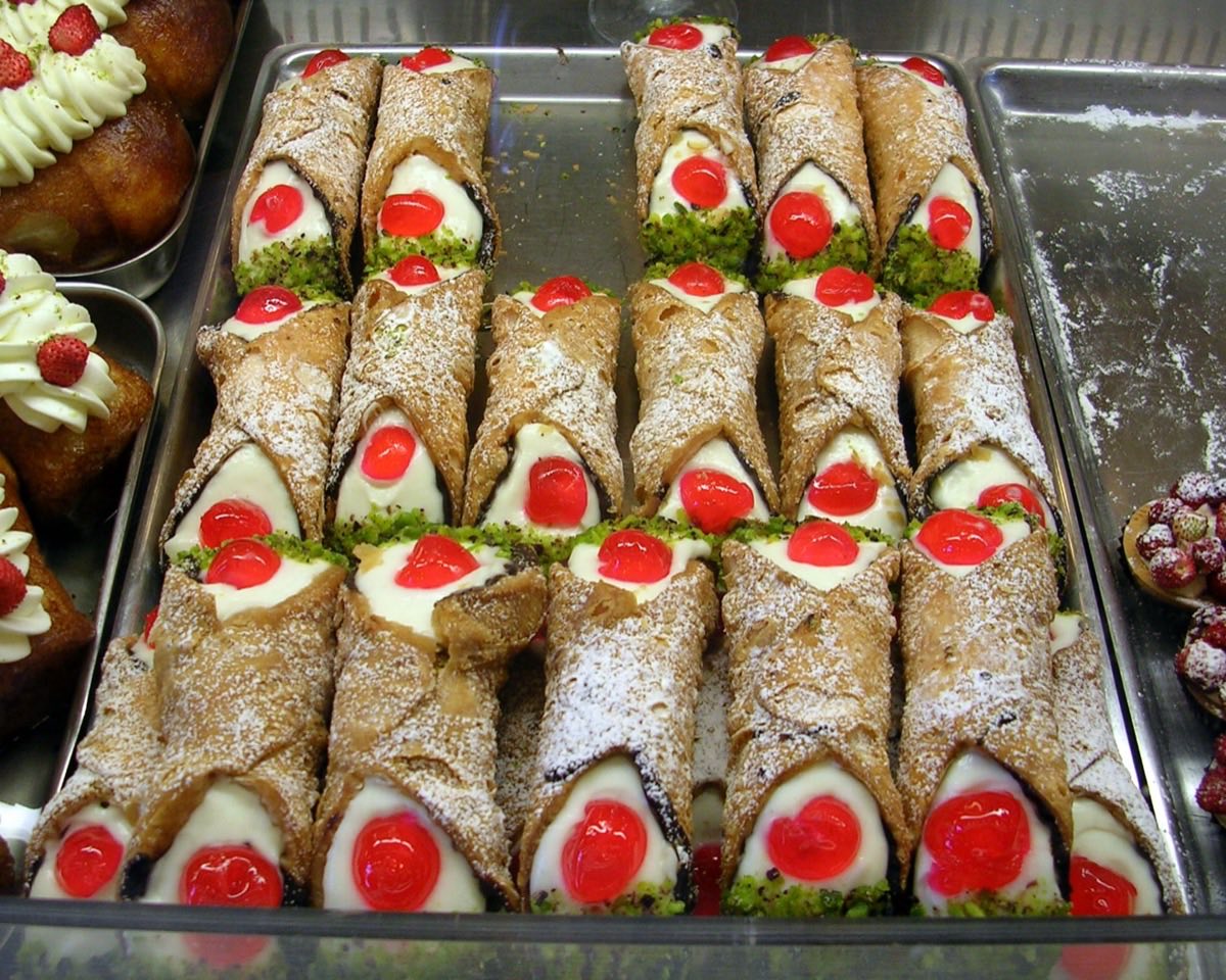 Vassoio di cannoli siciliani, dolce tipico delle sagre della Sicilia